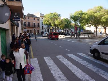Pas dels nins i nines de camí a col·legi fent ús de les rutes escolars segures