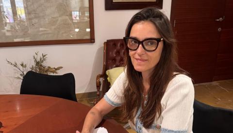 La Batlessa Margalida Fullana amb els planols de Can Bodegó